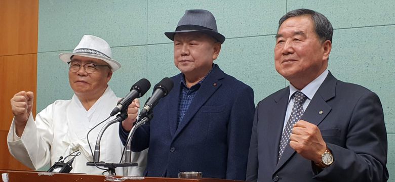 윤석열 대통령 부인 김건희 여사가 과거 유흥주점에서 일했다는 이른바 '쥴리 의혹'을 제기한 안해욱(74·가운데) 전 대한초등학교태권도협회장이 22일 전북도의회에서 기자회견을 열고 전주을 국회의원 재선거 출마를 선언했다. 회견 직후 안 후보가 서울의소리 백은종 대표(왼쪽)와 윤 대통령 장모 및 김건희 여사에 대해 각종 의혹을 제기한 정대택 씨와 기념 촬영을 하고 있다. /연합뉴스