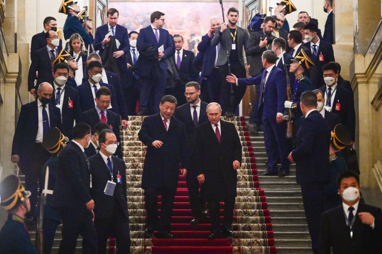 21일(현지 시각) 모스크바 크렘린궁에서 열린 정상회담을 마치고 시진핑 중국 국가주석과 블라디미르 푸틴 러시아 대통령이 걸어나오고 있다. /타스 연합뉴스