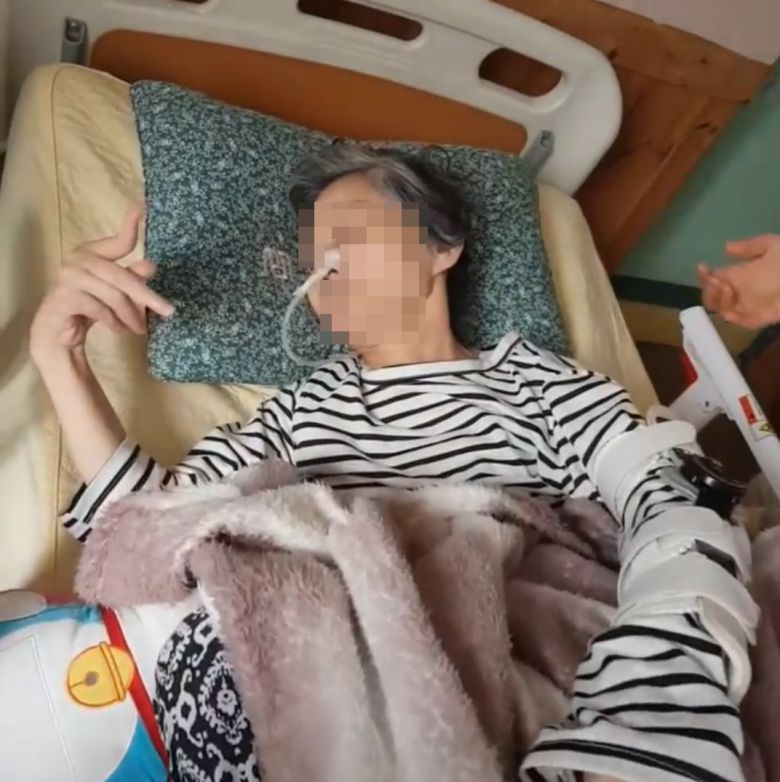 2020년 9월 프리웰 산하 중증장애인 거주시설 향유의집에서 내보내져 혼자 살고 있는 고모(68·여)씨. 의사소통도, 거동도 불가능한 고씨의 퇴소동의서는 법적대리인이 될 수 없는 사람이 작성한 것으로 드러났다. 고씨의 탈시설을 주도한 건 사회복지법인 프리웰 산하 향유의집이다. 박경석 전장연 대표는 프리웰 이사 출신이고, 김모 프리웰 이사장은 전장연 산하 조직 출신이다. /독자 제공