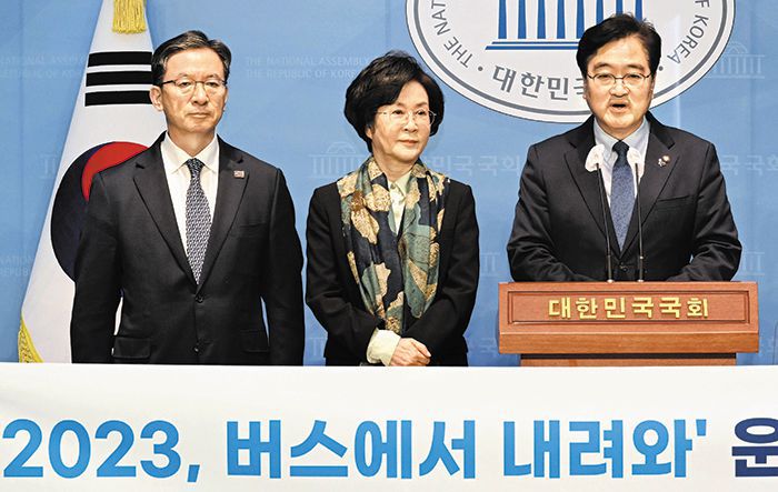 당내갈등 진화 위해… 野 4선들 ‘버스에서 내려와’ 운동 - 더불어민주당 정성호(왼쪽부터), 김상희, 우원식 의원 등 4선 의원들이 24일 국회에서 기자회견을 열고 “공멸을 부르는 언행을 자제하자”며 ‘버스에서 내려와’ 운동을 제안했다. 당내 친명과 비명 간 공격을 자제하자는 것이다. ‘버스에서 내려와’라는 명칭은 과거 촛불시위 당시 경찰 버스에 올라가 격한 시위를 벌이던 이들을 향해 시민들이 “버스에서 내려와”라 외치며 평화 시위를 독려하던 일화에서 비롯됐다. /이덕훈 기자