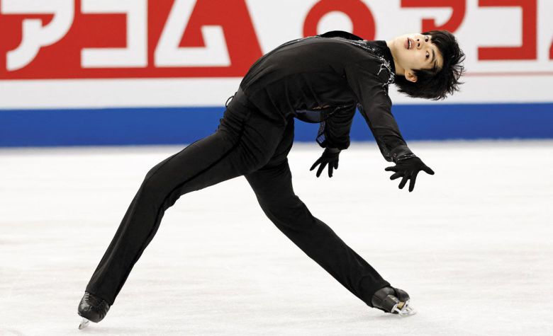 차준환이 25일 일본 사이타마에서 열린 세계 피겨스케이팅 선수권 대회 프리스케이팅 경기에서 영화 ‘007 노 타임 투 다이’ 배경음악에 맞춰 연기를 펼치고 있다. /로이터 연합뉴스