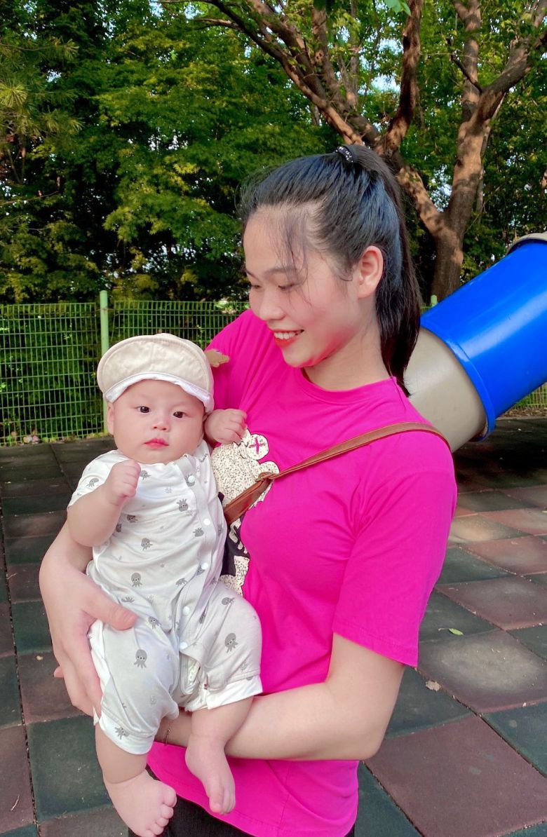 동민군이 엄마 보티늉(25)씨 품에 안겨 있는 모습./천안동씨 제공