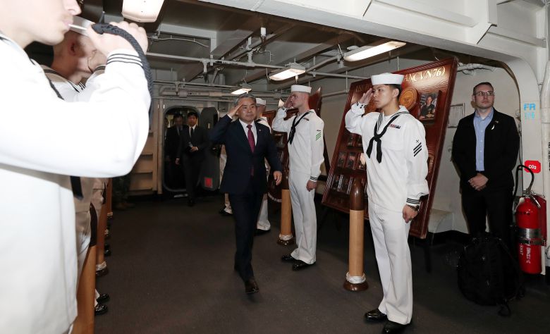 이종섭 국방부 장관이 지난해 9월 24일 오전 부산 해군작전기지에 입항한 미 제5항모강습단의 로널드 레이건함을 방문하고 있다./국방부