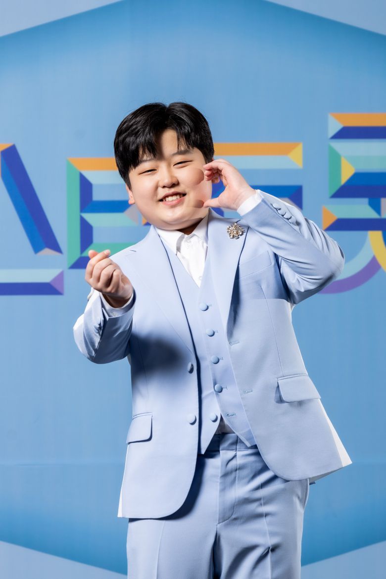 한 손으론 아이돌 하트를, 다른 한손으로는 손가락 하트를 선보이는 미스터트롯2 톱 7 박성온 /이신영 영상미디어 기자