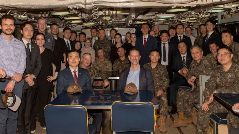 한국 국방부 허태근(가운데 왼쪽) 정책실장과 미국 국방부 러처드 존슨(가운데 오른쪽) 핵·WMD(대량살상무기) 대응 부차관보 등 한미 국방부·군 관계자들이 지난달 24일(현지 시각) 미 조지아주 킹스베이의 미 핵 추진 잠수함 웨스트버지니아함에 탑승했다. 이들은 전날 워싱턴 DC 미 국방부 청사(펜타곤)에서 ‘핵우산’ 도상 훈련인 ‘확장억제수단 운용연습’을 실시했다. 한미 ‘핵우산’ 훈련 대표단이 미 3대 핵전력인 핵잠수함을 함께 탄 것은 한미 동맹 70년 만에 처음이다./국방부 제공