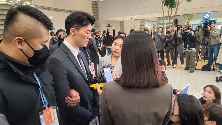 고 전두환 전 대통령의 손자 전우원씨가 28일 인천공항을 통해 입국해 경찰에 체포된 뒤 취재진으로부터 질의를 받고 있다./박진성 기자