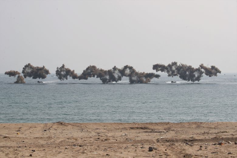 29일 오전 포항시 북구 화진해수욕장 일대에서 실시된 '23 쌍용훈련,결정적 행동'에서 한미 해군·해병대 장병이 해안 돌격 훈련을 실시하고 있다./2023.3.29 김동환 기자