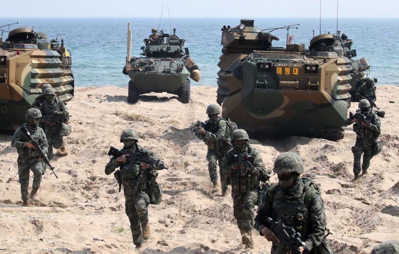 29일 오전 포항시 북구 화진해수욕장 일대에서 실시된 '23 쌍용훈련,결정적 행동'에서 한미 해군·해병대 장병이 해안 돌격 훈련을 실시하고 있다./2023.3.29 김동환 기자