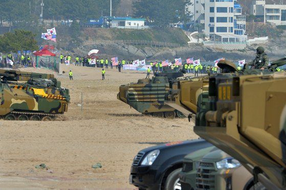 29일 경북 포항시 북구 화진리 일원에서 실시된 2023 쌍룡훈련장 앞에서 시민단체 회원들이 한미동맹 강화를 요구하는 집회를 하고 있다. /뉴스1