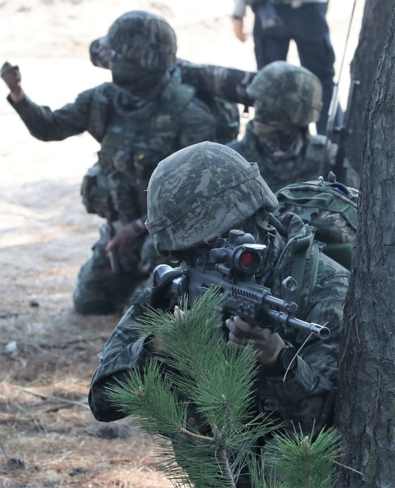 29일 오전 포항시 북구 화진해수욕장 일대에서 실시된 '23 쌍용훈련,결정적 행동'에서 한미 해군·해병대 장병이 해안가 숲에서 적진 침투 훈련을 하고 있다. /2023.3.29 김동환 기자
