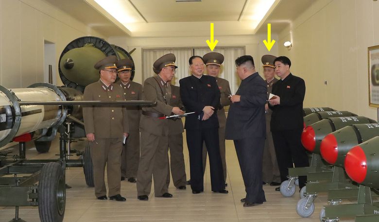 북한 김정은 국무위원장은 지난 27일 핵무기연구소에서 최근 사업정형과 생산 실태를 보고받았다고 28일 조선중앙통신이 보도했다. 사진은 김 위원장이 관계자들로부터 보고를 받는 모습으로 김 위원장 곁에 있는 남성 2명의 얼굴이 모자이크 처리(화살표)됐다. 이들의 계급이 중장(별 2개) 혹은 소장(별 1개)으로 추정돼 실무진으로 보인다. /조선중앙통신 연합뉴스