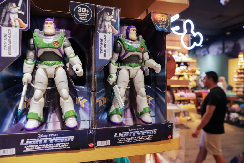 미국 뉴욕 맨해튼의 한 매장에서 픽사 애니메이션 '라이트이어(Lightyear)' 캐릭터 상품을 팔고 있다./로이터