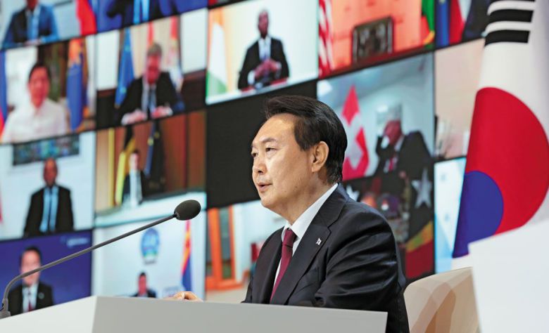 윤석열 대통령이 29일 서울 종로구 청와대 영빈관에서 화상으로 진행된 제2차 민주주의 정상회의 본회의 제1세션에서 연설하고 있다. 윤 대통령은 “우리는각고의 혁신과 연대를 통해 후퇴하는 민주주의를 되살리는 새로운 여정을 시작해야 한다”고 말했다. /연합뉴스