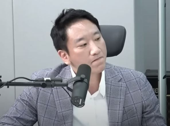 방송인 박수홍의 법률대리인 노종언 변호사가 김용호 고소 당시 박수홍의 아내 김다예씨와 주고 받은 이야기를 떠올리며 울먹이고 있다. /'매불쇼' 캡처