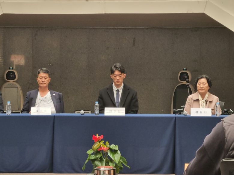 31일 전두환 전 대통령 손자 전우원(가운데)씨가 5·18 기념문화센터에서 5·18 유족과 피해자와 만나 입장을 밝히고 있다. /독자 제공