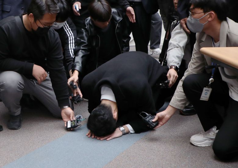 전우원씨가 31일 광주 서구 5·18기념문화센터에서 열린 '5·18유족, 피해자와의 만남' 행사에서 할아버지를 대신해 사죄하고 있다. /뉴스1