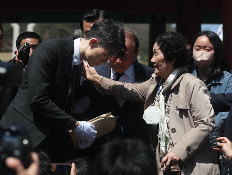 31일 오후 광주 북구 국립 5.18민주묘지 민주의문 앞에서 전두환 전 대통령의 손자 전우원씨가 고 문재학 열사 묘역을 참배한 뒤 모친 김길자 씨에게 사과하고 있다. / 장련성 기자