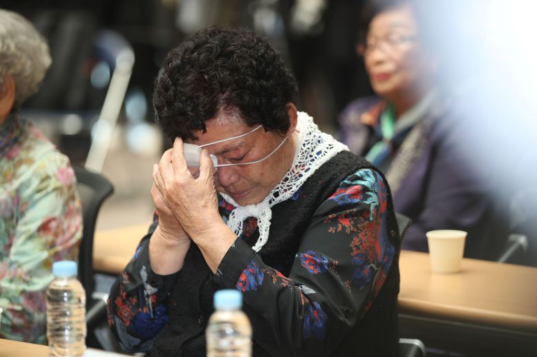 전두환 전 대통령의 손자 전우원씨가 31일 광주 서구 5·18기념문화센터에서 열린 '5·18유족, 피해자와의 만남' 행사에서 할아버지를 대신해 사죄한 가운데 유족과 피해자가 눈물흘리고 있다. /뉴스1