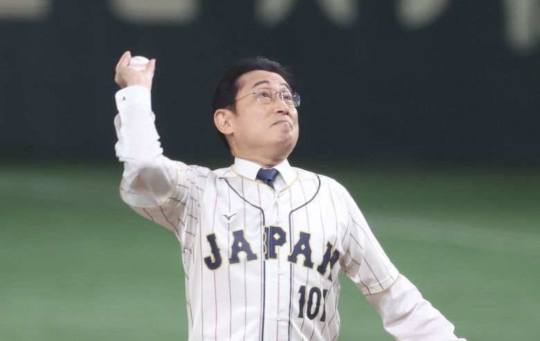 '기시다 후미오 일본 총리가 지난 3월 10일 일본 도쿄돔에서 열린 2023 월드베이스볼클래식(WBC) B조 본선 1라운드 한국과 일본의 경기에서 시구를 하고 있다./연합뉴스