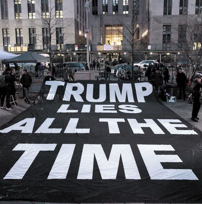 "트럼프는 언제나 거짓말" - 도널드 트럼프 전 대통령이 기소된 지난달 30일(현지 시각) 미국 뉴욕 형사법원 건물 인근 공원에 반(反)트럼프 시위대가 설치한 ‘트럼프는 언제나 거짓말을 한다’라고 적힌 현수막이 펼쳐져 있다. 이 법원에서 대배심은 트럼프의 기소를 의결했다. 구체적 혐의 내용은 아직 공개되지 않았다. 미국에서 전·현직 대통령이 형사 기소된 것은 정부 수립 이래 230년 만이다. 이번 기소는 2024년 대선의 초대형 변수로 떠오를 전망이다. /EPA 연합뉴스