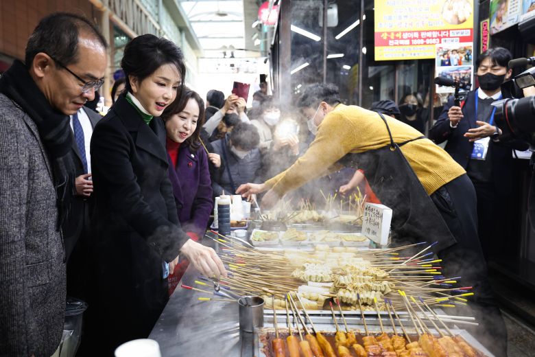 윤석열 대통령 부인 김건희 여사가 지난 1월 11일 오후 대구 중구 서문시장을 찾았다. /대통령실 제공