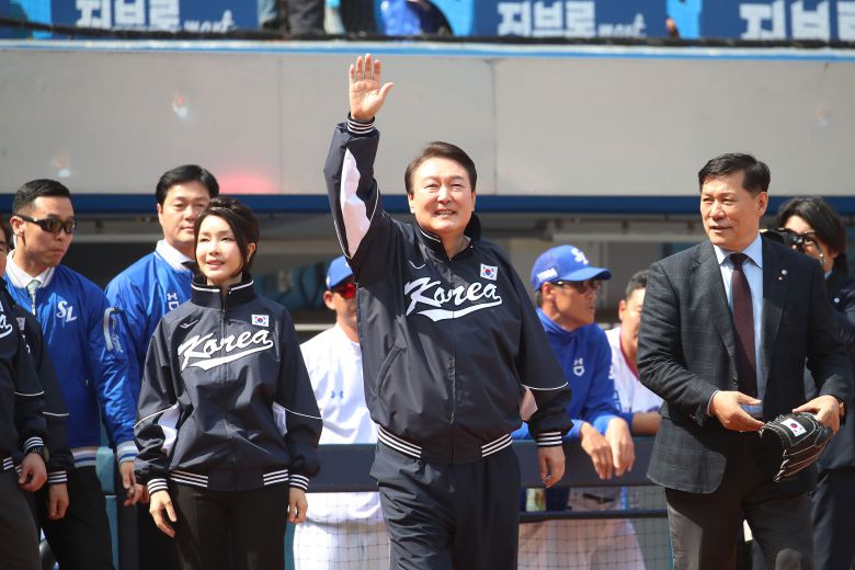 윤석열 대통령이 1일 오후 대구 삼성라이온즈파크에서 열린 프로야구 '신한은행 SOL 2023 KBO리그' NC 다이노스와 삼성 라이온즈의 시즌 개막전 시구를 하기 위해 그라운드에 들어서며 관중석을 향해 손을 흔들고 있다. /뉴스1