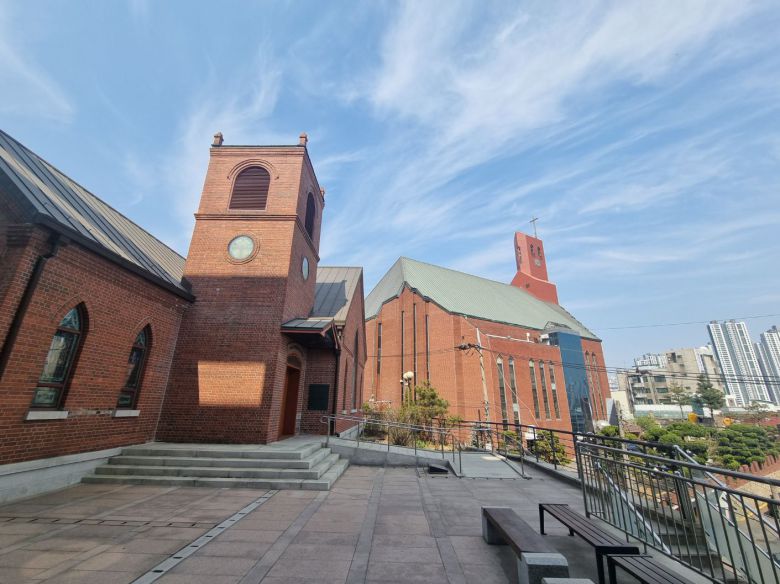 인천 내리교회. 한국 최초의 감리교회인 내리교회는 1885년 이래 같은 자리에서 옮기지 않고 증-개축해 138년 역사를 간직하고 있다. 왼쪽은 복원한 웨슬리예배당, 오른쪽은 현재 내리교회 예배당. /김한수 기자