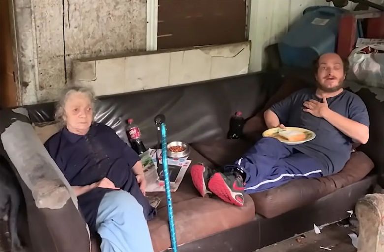 휘태커 가족이 열악한 환경에서 생활하고 있다. /@SoftWhiteUnderbelly 유튜브