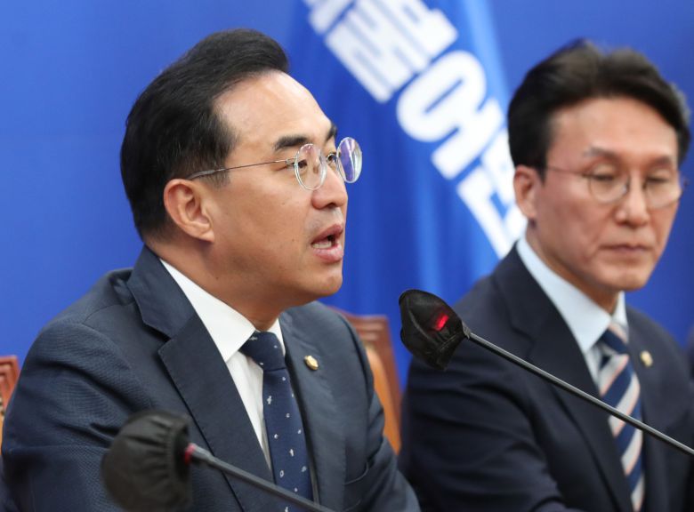 박홍근 더불어민주당 원내대표(왼쪽) /뉴스1