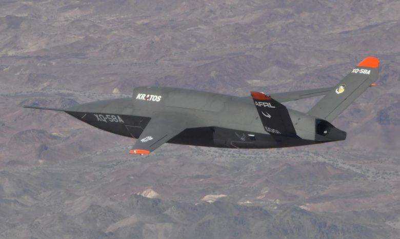 미 공군의 소형 스텔스 무인 전투기 XQ-58 발키리. F-35와 함께 편대비행을 하면서 지상의 레이더 기지나 방공 무기 등을 공격할 수 있다. /미 공군