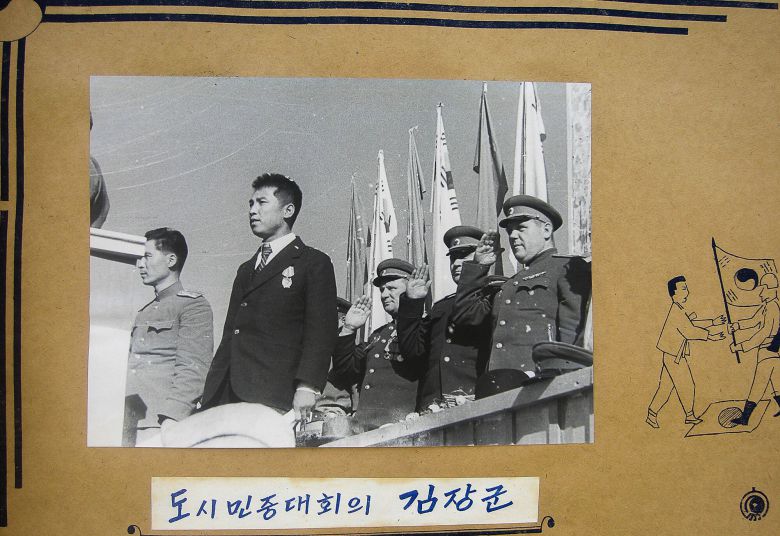 1945년 10월 13일 평양공설운동장에서 열린 김일성환영대회 사진첩. 소련 적군훈장을 달고 있는 김일성 뒤로 스티코프 모습(뒷줄 가운데)이 보인다. 사진첩 여백에는 한복 입은 사람이 태극기를 들고 소련군을 환영하는 모습이 그려져 있다. 김일성으로 인해 대한민국 건국은 혼돈 속에 이뤄졌다./국사편찬위
