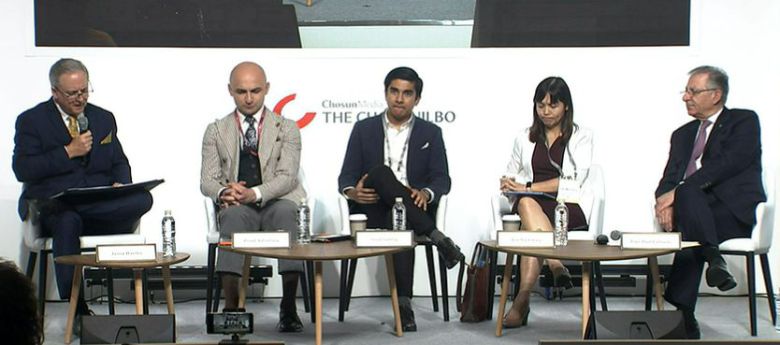 18일 열린 아시안리더십콘퍼런스(ALC) ‘우리는 가짜뉴스에 어떻게 대처해야 하는가’ 세션에서 패널들이 토론하고 있다. /ALC