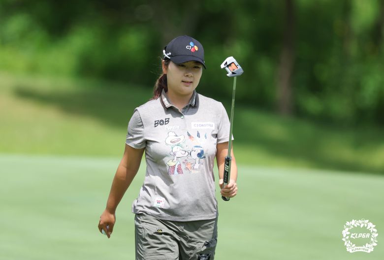 홍정민이 19일 강원도 춘천시 라데나 골프클럽에서 열린 KLPGA 투어 두산 매치플레이 챔피언십 조별리그 3라운드 1번홀에서 파 퍼트를 넣은 뒤 걸어 나오고 있다. 이날 홍정민이 이채은에 2홀 차로 이겼다./KLPGA