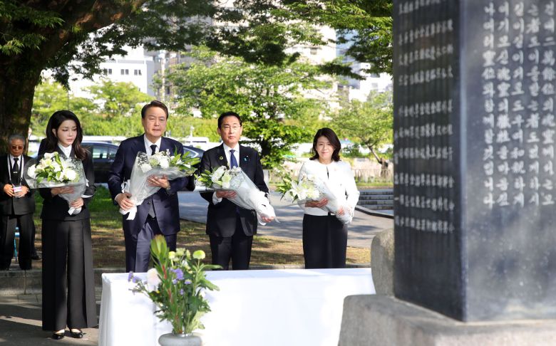 주요 7개국(G7) 정상회의 참관국 자격으로 일본을 방문 중인 윤석열 대통령과 부인 김건희 여사,  기시다 후미오 일본 총리와 부인 기시다 유코 여사가  21일 히로시마 평화기념공원 내 한국인 원폭 희생자 위령비에 헌화하고 있다. /연합뉴스
