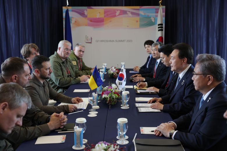 G7 정상회의 참관국 자격으로 일본을 방문 중인 윤석열 대통령과 G7 정상회의에 전격적으로 참석한 볼로디미르 젤렌스키 우크라이나 대통령이 21일 히로시마 G7 정상회의장인 그랜드프린스호텔에서 열린 한국-우크라이나 정상회담을 하고 있다./연합뉴스