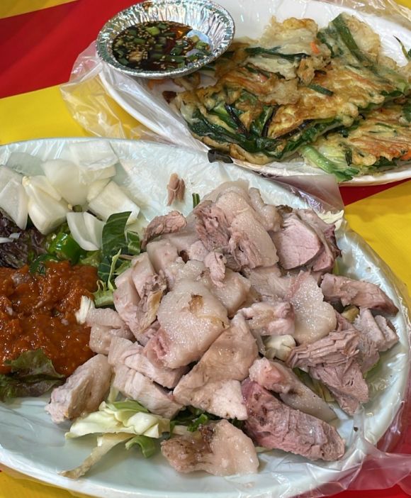 진해 군항제 야시장에서 판매돼 논란을 샀던 5만원짜리 통돼지 바비큐와 2만원짜리 해물파전. /온라인 커뮤니티