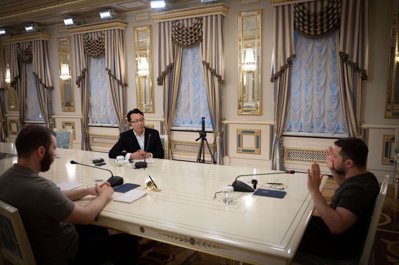 볼로디미르 젤렌스키 우크라이나 대통령이 2023년 5월 키이우 시내의 집무실에서 조선일보 정철환 유럽특파원과 인터뷰를 하고 있다. /우크라이나 대통령실 제공