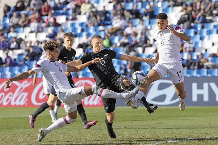 미국, 4회 연속 8강 진출 - 31일 아르헨티나 멘도사에서 열린 FIFA(국제축구연맹) 20세 이하 월드컵 16강전에서 미국 조슈아 와인더(왼쪽), 저스틴 체(오른쪽)가 뉴질랜드 핀 콘치와 볼 경합을 벌이고 있다. 미국은 뉴질랜드를 4대0으로 완파하고 4회 연속 8강에 진출했다. 미국은 이번 대회에서 유일하게 네 경기에서 무실점 전승(全勝)을 거두고 있다. /AP 연합뉴스