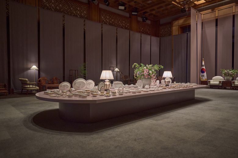 춘추관 전시에 나온 청와대에서 사용됐던 식기./ 문화체육관광부 제공