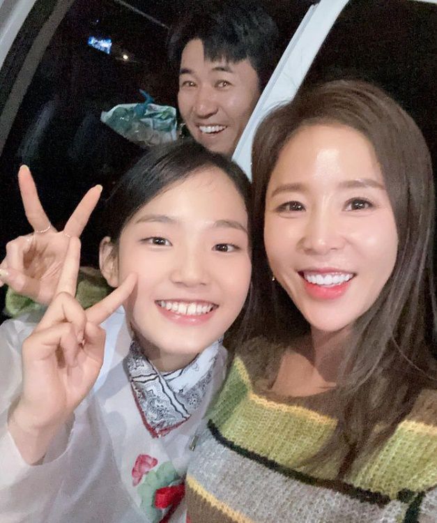 지난 21일 연등회 대동한마당에서 공연을 펼친 가수들. (왼쪽부터)트로트 가수 김태연, 코요태 멤버 김종민·신지. /신지 인스타그램