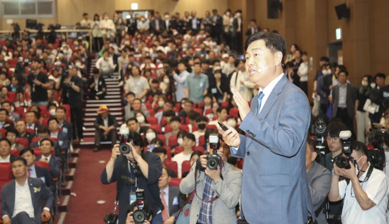 1일 오전 국회 대회의실에서 열린 ‘새만금 이차전지 특화단지’ 유치를 위한 결의대회에서 대도민 보고를 하고 있는 김관영 전북지사./전북도