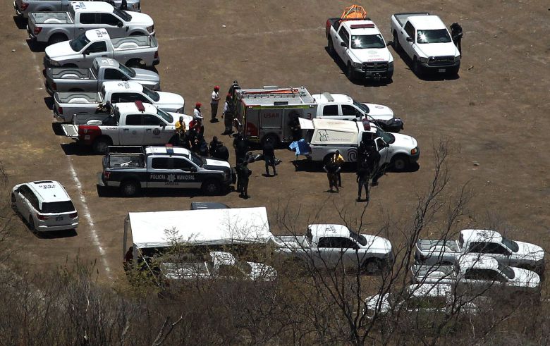 수색 대원들이 시신이 든 가방을 수거하고 있다. /AFP 연합뉴스