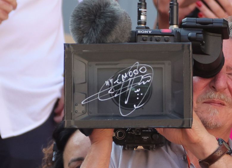 2023년 6월 2일(현지시간) 프랑스 파리 롤랑가로스에서 열린 프랑스오픈 그랜드슬램 테니스대회 남자 단식 3회전에서 스페인의 알레한드로 다비드비치 포키나와의 경기에서 승리한 세르비아의 노바크 조코비치가 카메라 렌즈에 남긴 사인. /EPA 연합뉴스