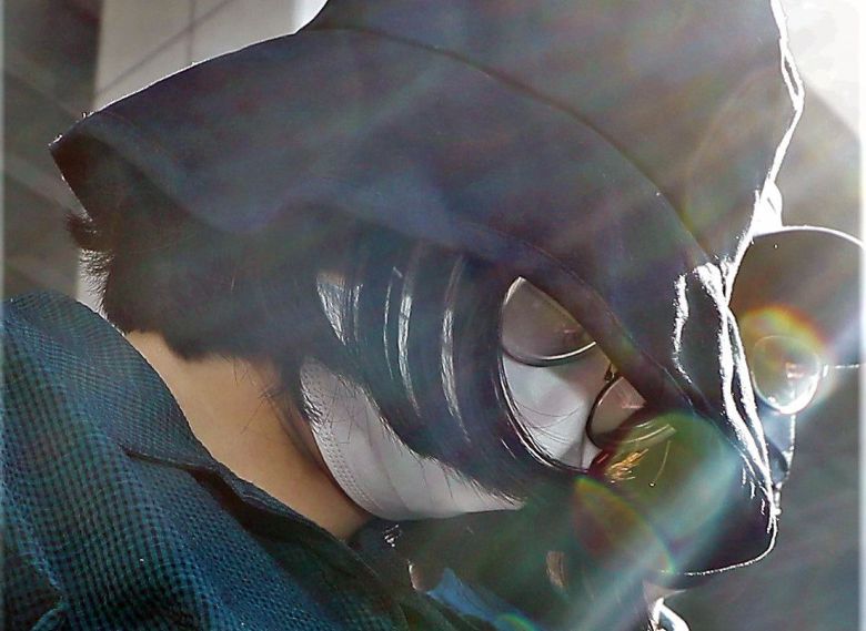 또래 여성을 살해하고 시신을 유기한 혐의를 받는 정유정(23)이 2일 오전 부산 동래경찰서에서 나와 검찰로 송치되고 있다./김동환 기자