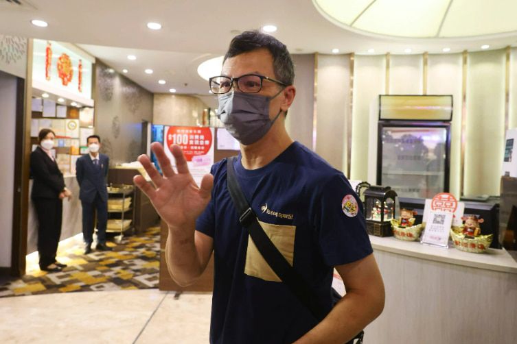 Fai 셰프(사진)는 지난 2일 홍콩 플라자 할리우드 쇼핑 센터에서 흉기를 휘두른 30대 남성을 의자로 제압했다. /SCMP