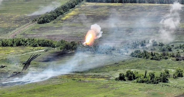 4일(현지 시각) 우크라이나 자포리자주(州)의 한 마을에서 러시아 전차가 우크라이나 전차와 교전 도중 화염에 휩싸여 있다. 이날 러시아 측은 “우크라이나군이 대규모 군사작전(대반격)을 시작했다”고 주장했지만, 우크라이나는 “가짜 뉴스”라며 반박했다. /트위터