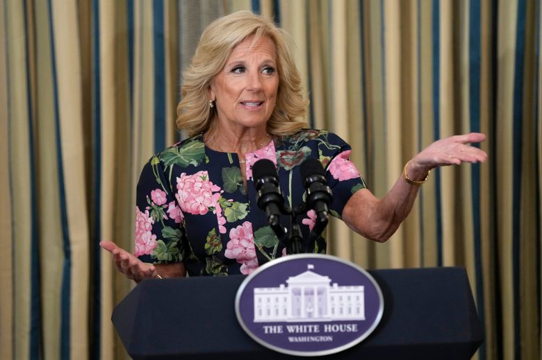 질 바이든 여사가 지난 4월 24일(현지 시각) 윤석열 대통령과의 국빈 만찬을 앞두고 연 사전 설명회에서 만찬 메뉴에 대해 설명하고 있다./AP 연합뉴스