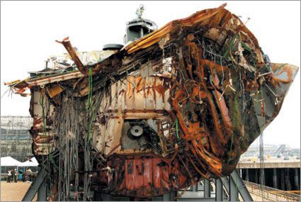 2010년 북한의 어뢰 공격을 받고 침몰한 천안함 함미 절단면./조선일보DB