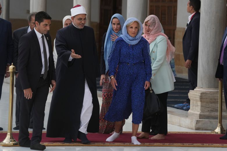 2일(현지 시각) 이집트 카이로의 알아즈하르 모스크를 찾은 질 바이든 여사가 머리엔 하늘색 스카프를 쓰고 신발을 벗은채 모스크로 들어서고 있다./AP 연합뉴스