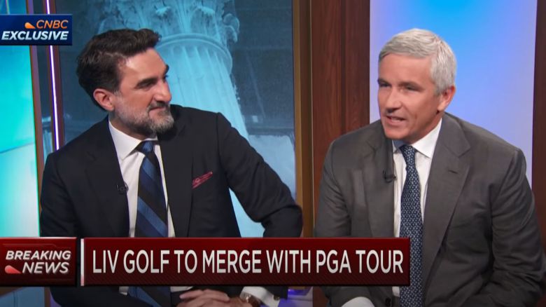 제이 모너핸(오른쪽) PGA투어 커미셔너와 야시르 알-루마얀 PIF 총재 가 7일 미국 CNBC방송에 출연해 PGA 투어 와 LIV 골프 합병 선언배경을 설명하고 있다./CNBC 유튜브 캡처